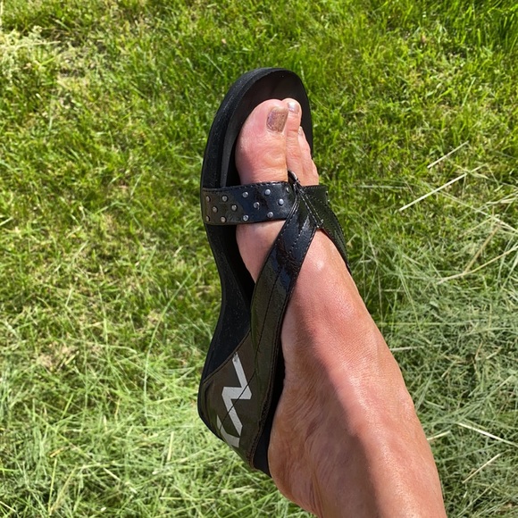 DKNY Sandals - Picture 5 of 5